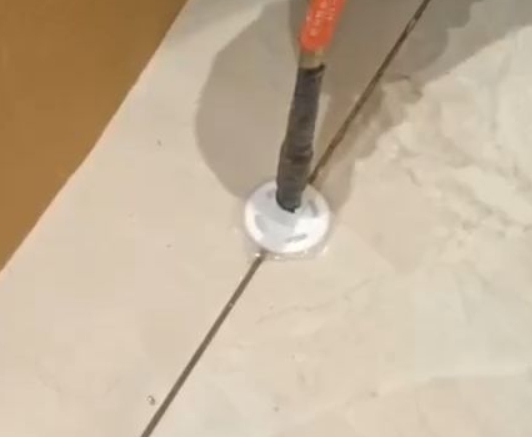 杜尔伯特瓷砖空鼓维修公司专业解答瓷砖在铺贴过程中，如果没有涂抹均匀到位的粘结材料（如水泥砂浆或瓷砖胶），可能会导致以下问题